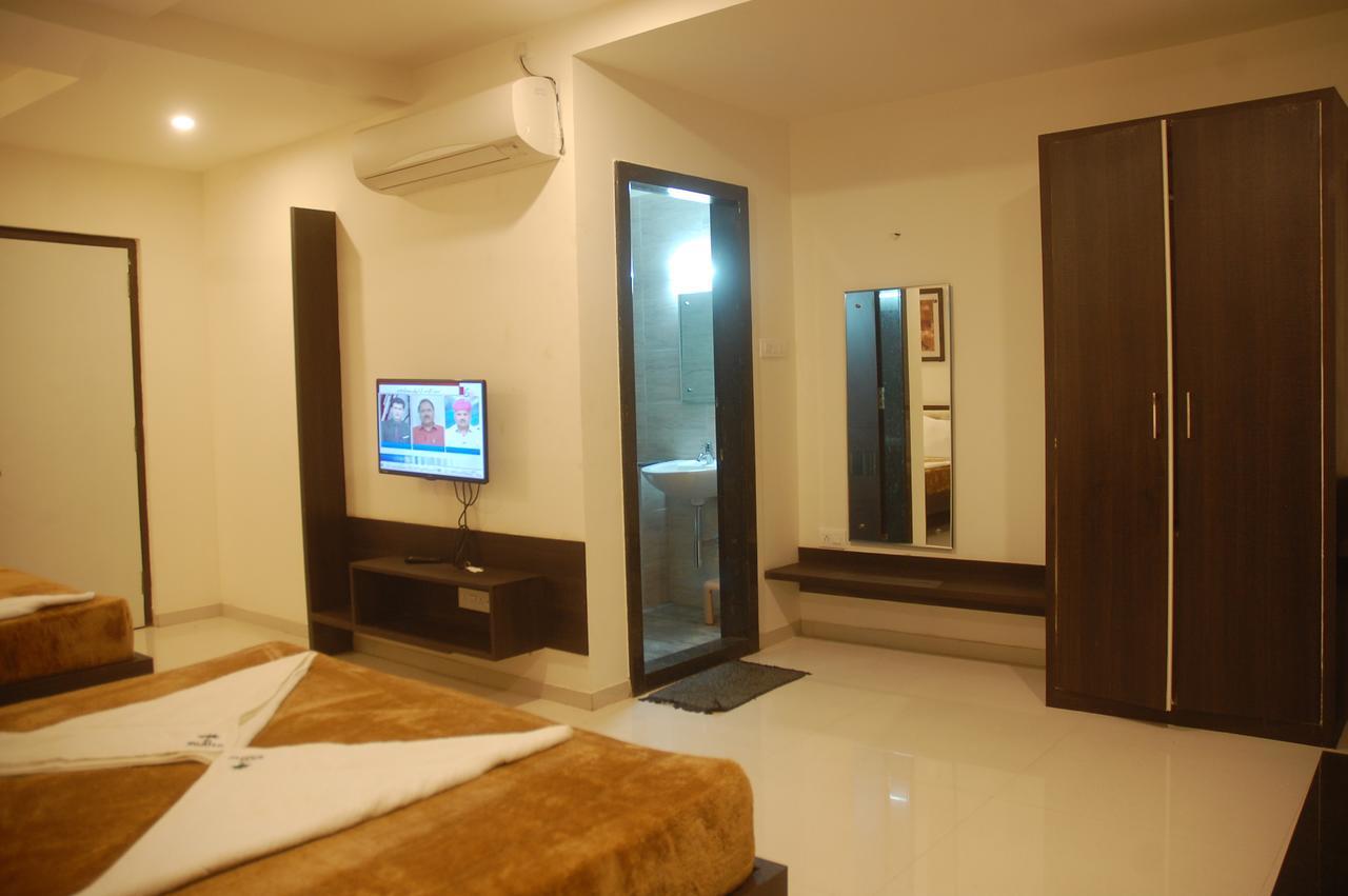 Hotel Swathi هوسبيت المظهر الخارجي الصورة